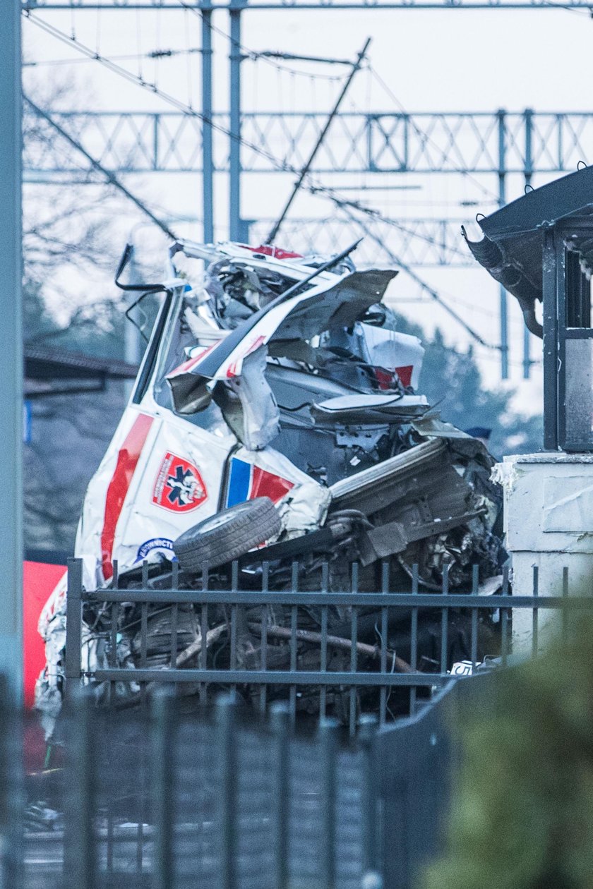 Tragedia w Puszczykowie. Pociąg zmiótł karetkę. Wstrząsające nagranie z wypadku