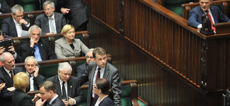 Sondaże bezlitosne dla PO. Partia traci przewagę nad PiS