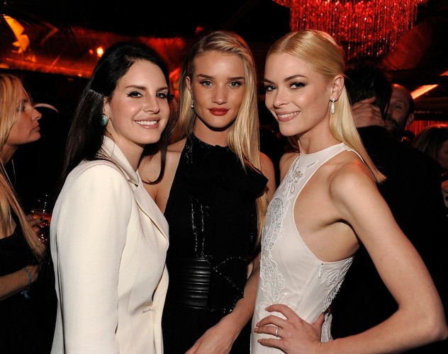 Lana Del Rey, Rosie Huntington-Whiteley i Jaime King na After Party w hotelu Beverly