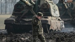 Explosions in Kyiv as Russian forces attack Ukraine 