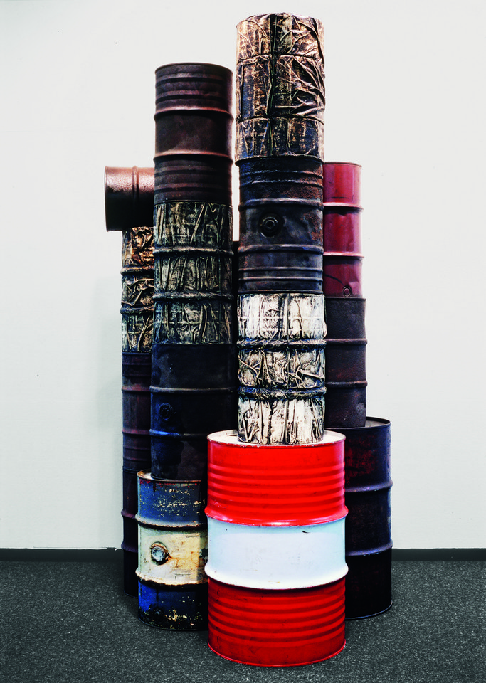 Christo - "Barils de pétrole empaquetés" ("Wrapped Oil Barrels", 1958-1959)