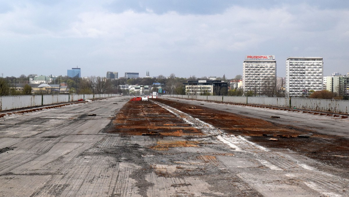 Tempo robót ma być imponujące. Właśnie ruszyły prace na moście Łazienkowskim w Warszawie. Jak zapewnia Zarząd Dróg Miejskich i wykonawca budowy, przeprawa ma być przejezdna w listopadzie tego roku.