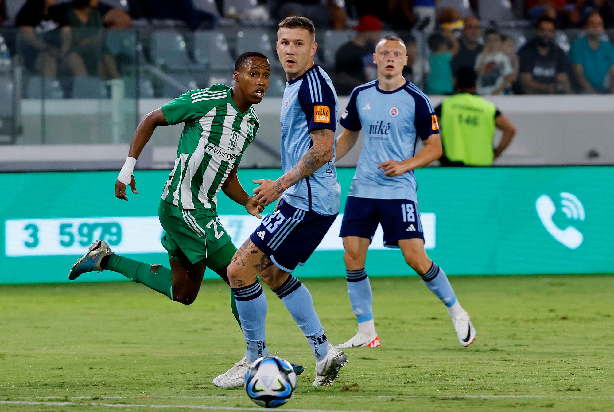 Juraj Kucka a vľavo hráč cyperského Aris Limassolu, vpravo sa pozerá Nino Marcelli (Slovan).