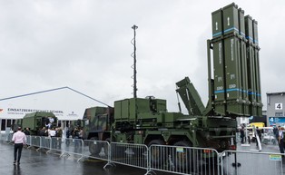 Premier Ukrainy: Niemieckie systemy IRIS-T zestrzeliwują dziewięć na dziesięć rakiet