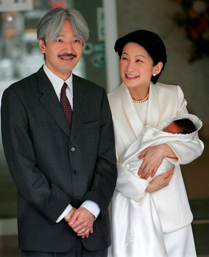 Princ Hisahito kao beba