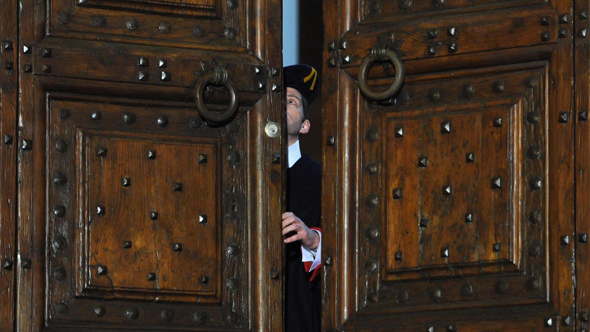 Gwardzista zamyka drzwi do papieskiej rezydencji w Castel Gandolfo