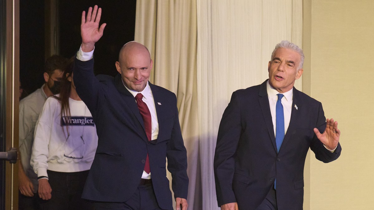 Naftali Benet i Jair Lapid na konferenciji za štampu u Hercliji, Izrael, 26. aprila