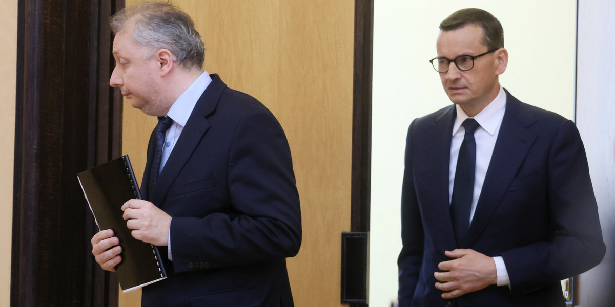 Wiceminister finansów Sebastian Skuza i premier Mateusz Morawiecki podczas konferencji prasowej w sierpniu 2022 r.