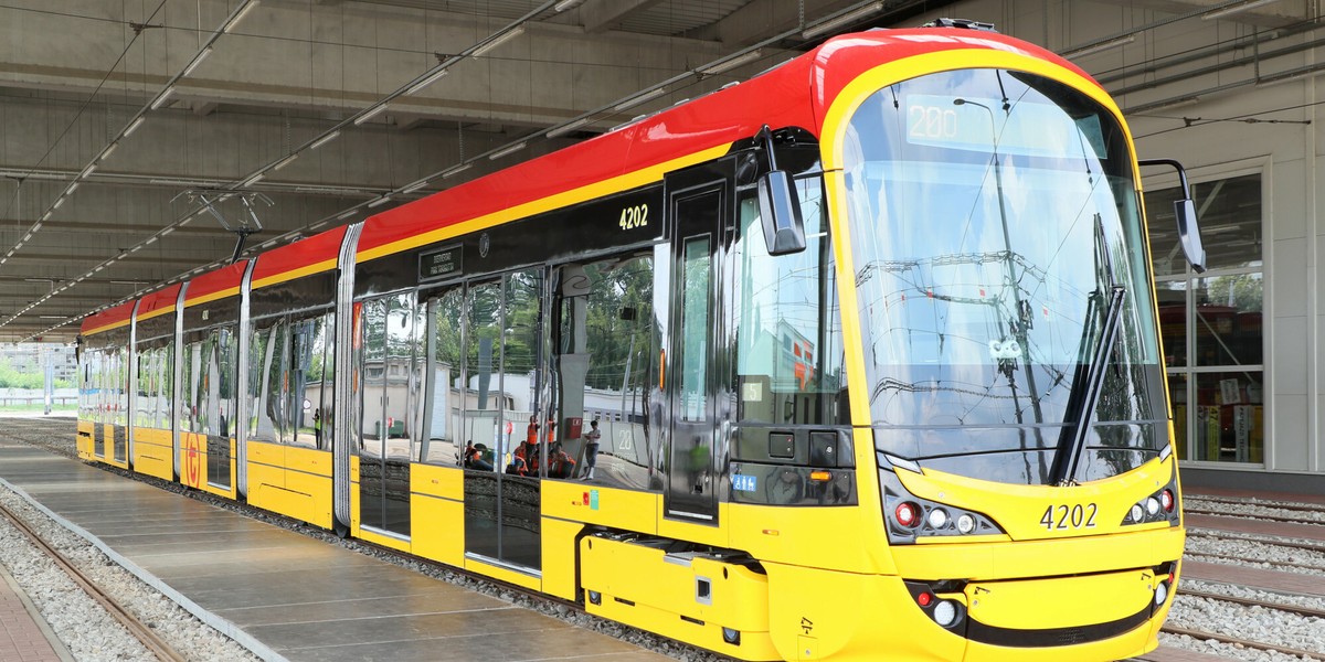 Pierwsze tramwaje marki Hyundai dla Warszawy dotarły już do stolicy. Przypłynęły statkiem. 