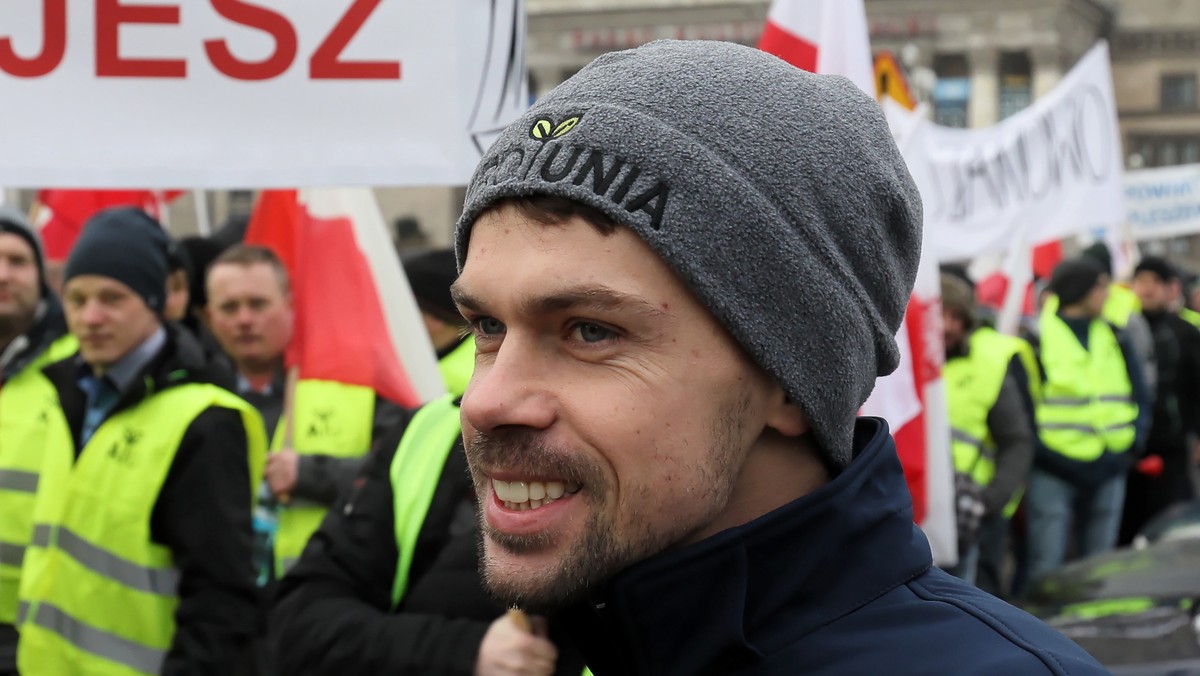 Przed Pałacem Prezydenckim o godz. 10 rozpoczął się protest rolników zorganizowany przez AGROunię. Przed pikietą rolnicy wyruszyli w marszu sprzed PKiN przed Pałac Prezydencki. - Uzgodniliśmy, że to będzie symboliczny marsz. Nie chcielibyśmy utrudniać życia warszawiakom. Zamierzamy zostać przed Pałacem do południa - poinformował Michał Kołodziejczak z AGROunii.