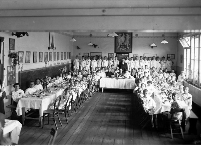 Pierwsza komunia uczniów szkoły powszechnej im. św. Wojciecha w Krakowie. fot. Koncern Ilustrowany Kurier Codzienny - Archiwum Ilustracji, 1933 r.