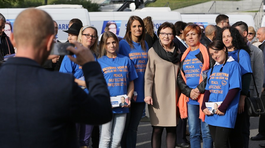 Premier Ewa Kopacz pozuje do zdjęcia przed stadionem PGE Narodowy w Warszawie
