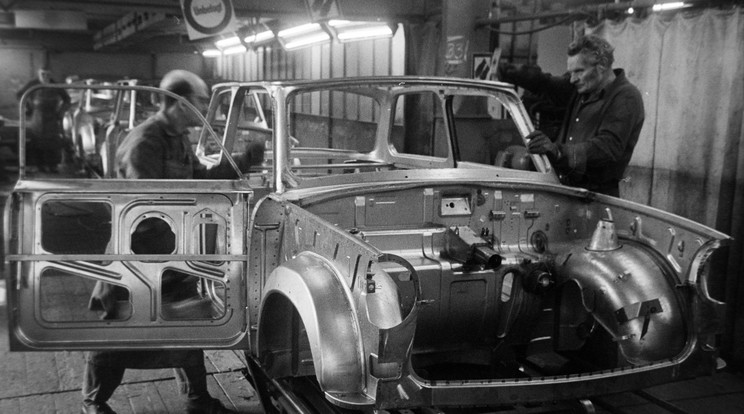 A legendás Trabant 601-est szerelik össze a Trabant zwickaui gyárában 1971-ben / Fotó: Fortepan/Bojár Sándor