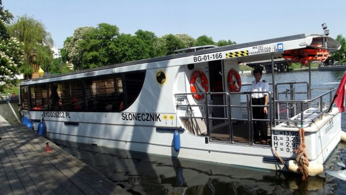 Jeszcze nie płynęliście w tym roku tramwajem wodnym? Czasu na skorzystanie z tej atrakcji jest już niewiele, ale i tak więcej niż zakładano pierwotnie. ZDMiKP przedłuża czas kursowania Słoneczników. Kiedy jeszcze można się przepłynąć?