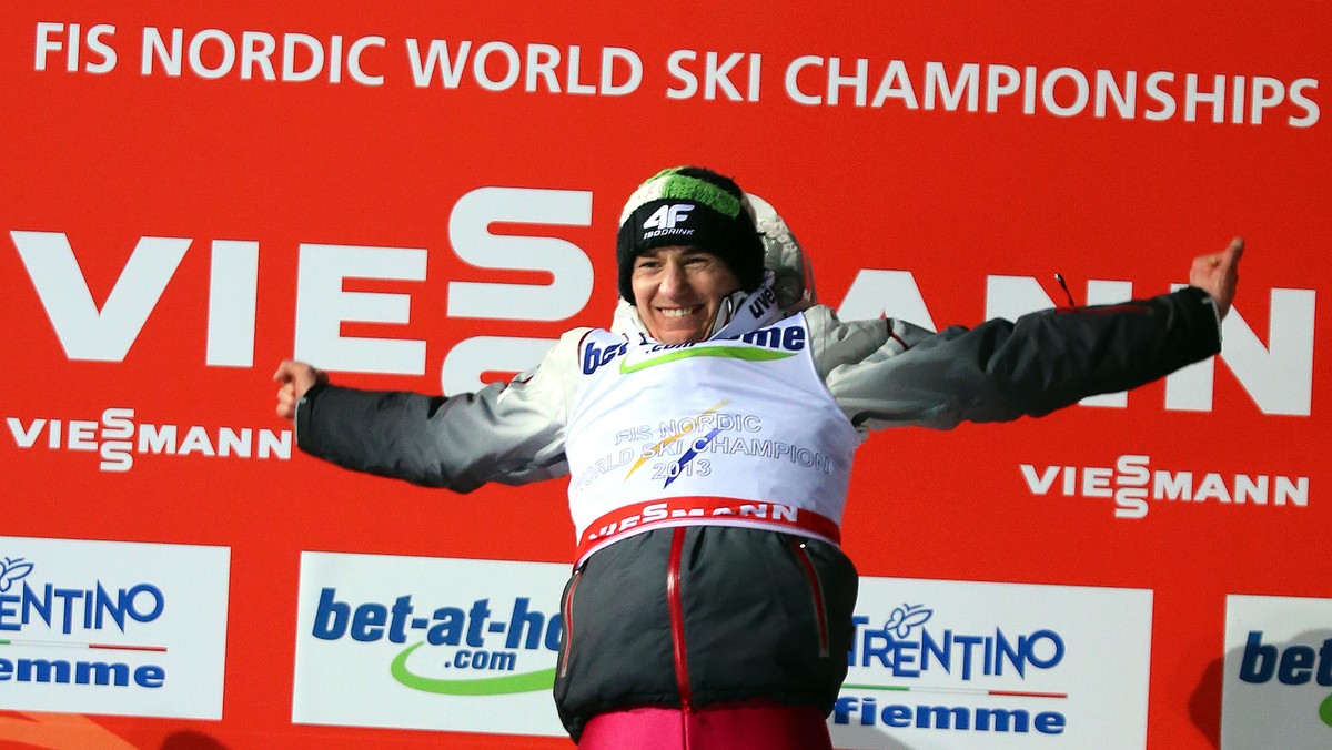 Kamil Stoch został w czwartek mistrzem świata w skokach narciarskich podczas rywalizacji na dużej skoczni w Predazzo. Zagraniczne media w samych superlatywach opisują sukces Polaka. Jedni uważają, że była to wielka niespodzianka, inni, że reprezentant Polski był wielkim faworytem i po prostu wykonał swoje zadanie.