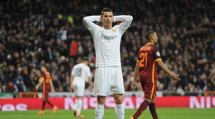 Foghatja a fejét Ronaldo, kifütyülték a szurkolók /Fotó: Europress -  Getty Images