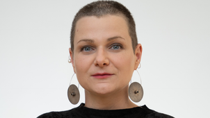 Ékszerbe zárt történetek – Beszélgetés Börcsök Anna ötvösművésszel, narratív ékszer tervezővel