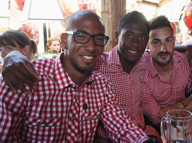 Piłkarze dryżyny piłkarskiej Bayern Monachium: Jerome Boateng, David Alaba and Diego Contento podczas Oktoberfest w Monachium