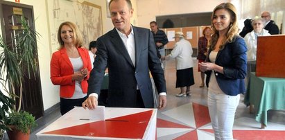 Tusk z kobietami życia na głosowaniu. FOTO