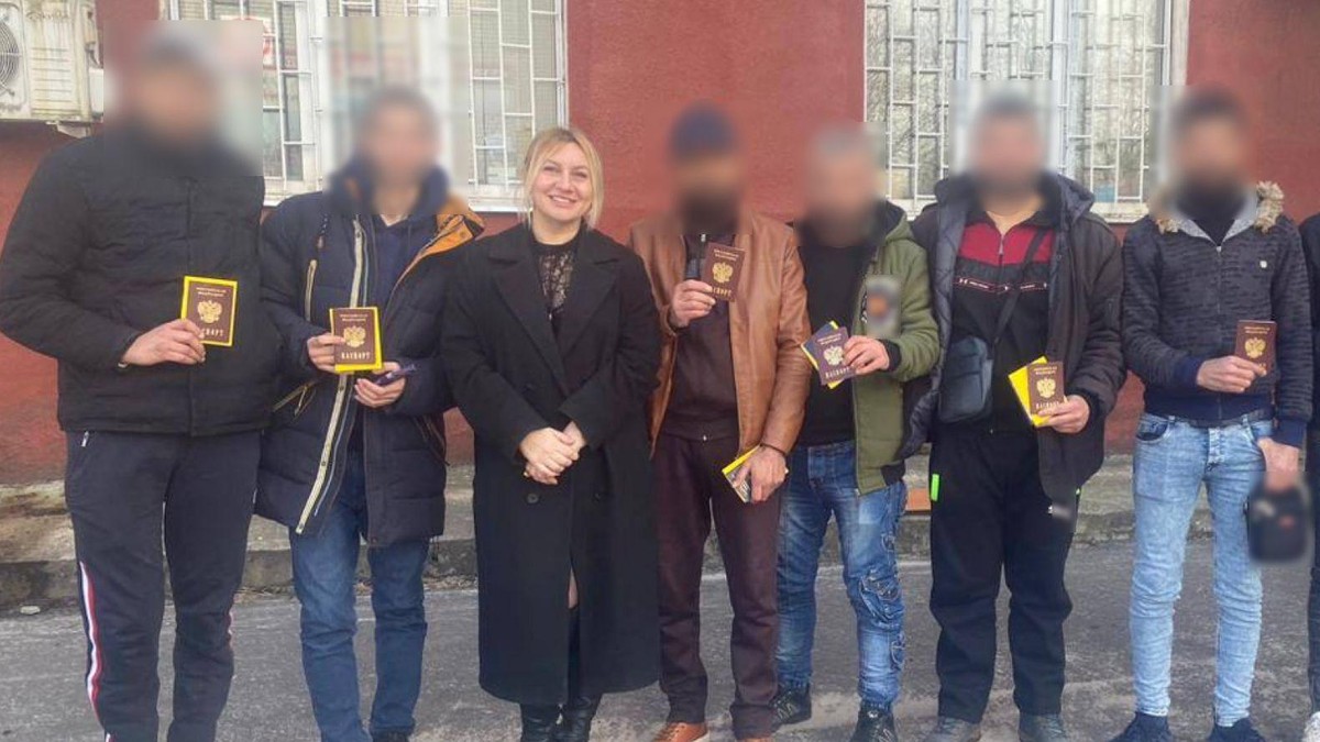 Azarnik često objavljuje fotografije sa novim regrutima, među kojima i sirijsku grupu sa kojom je bio Omar | Foto: Telegram