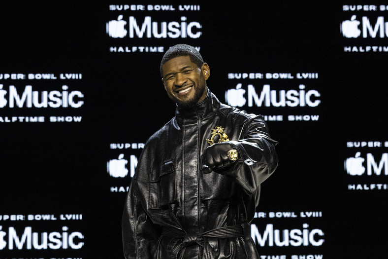 Usher na konferencji przed finałem Super Bowl 