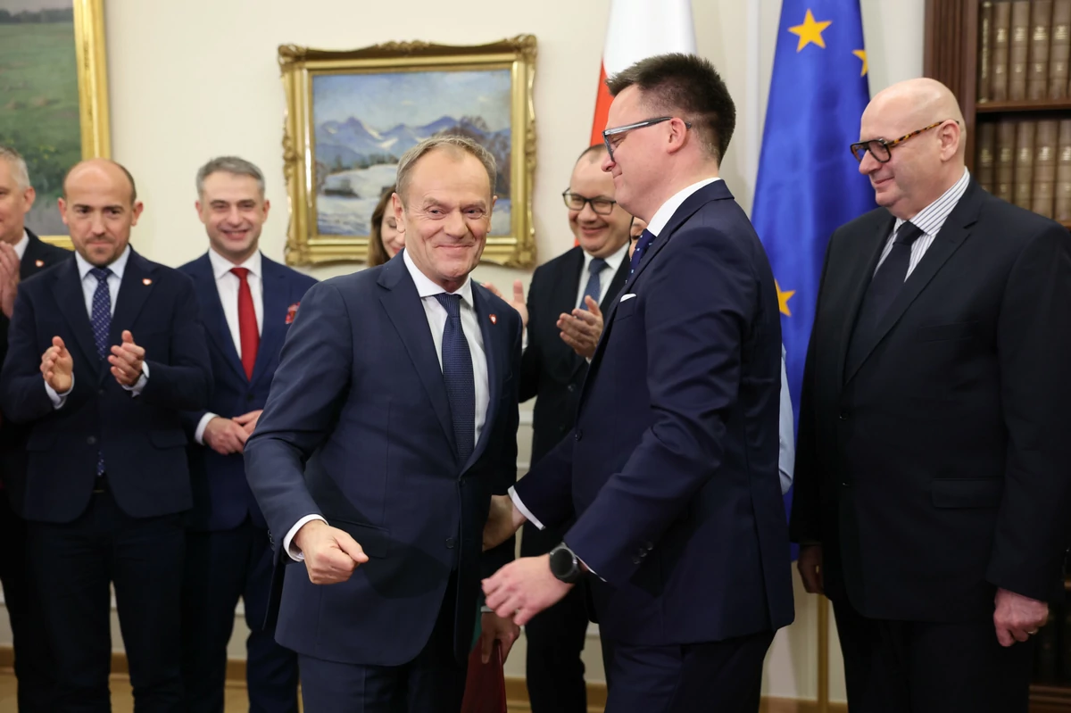  Burza w sieci. Tusk uderza w Hołownię. Ten bardzo szybko odpowiedział