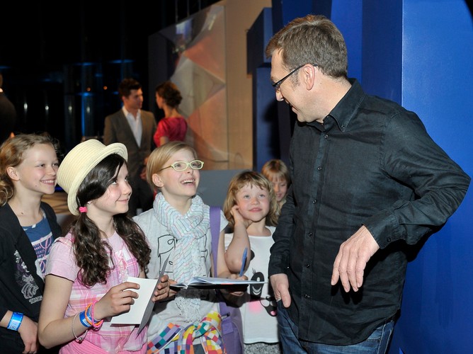 Maciej Orłoś z fankami