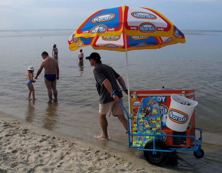 Wózek z lodami braci Koral — plaża w Krynicy Morskiej, rok 2004