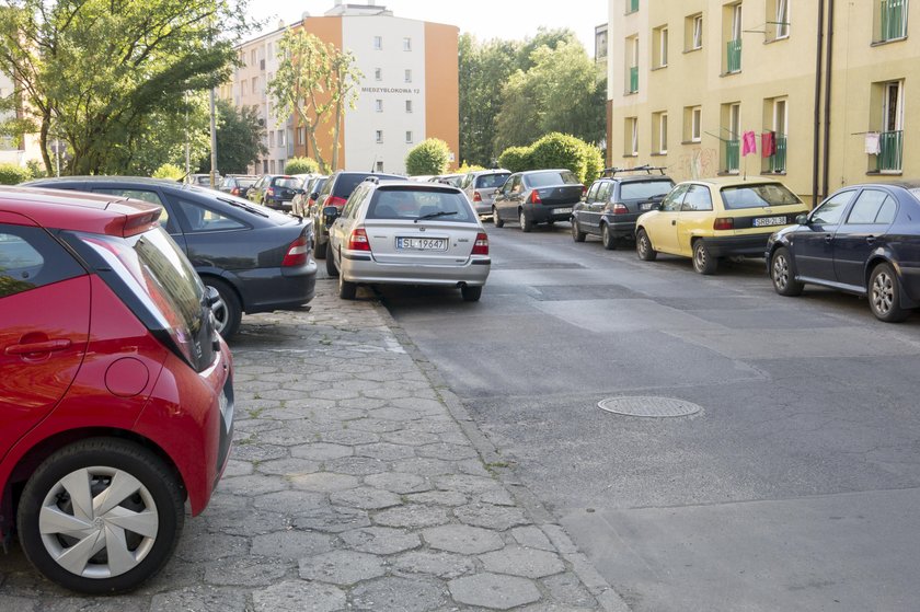 Zatłoczone parkingi w dzielnicy Halemba