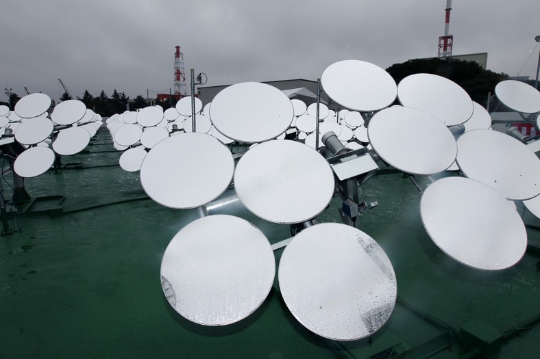 Baterie słoneczne w elektrowni słonecznej Solar Techno Park, należącej do JFE Engineering Corp.'s.  Jokohama, prefektura Kanagawa, Japonia, 5.10.2011. (2) Fot. Koichi Kamoshida/Bloomberg.