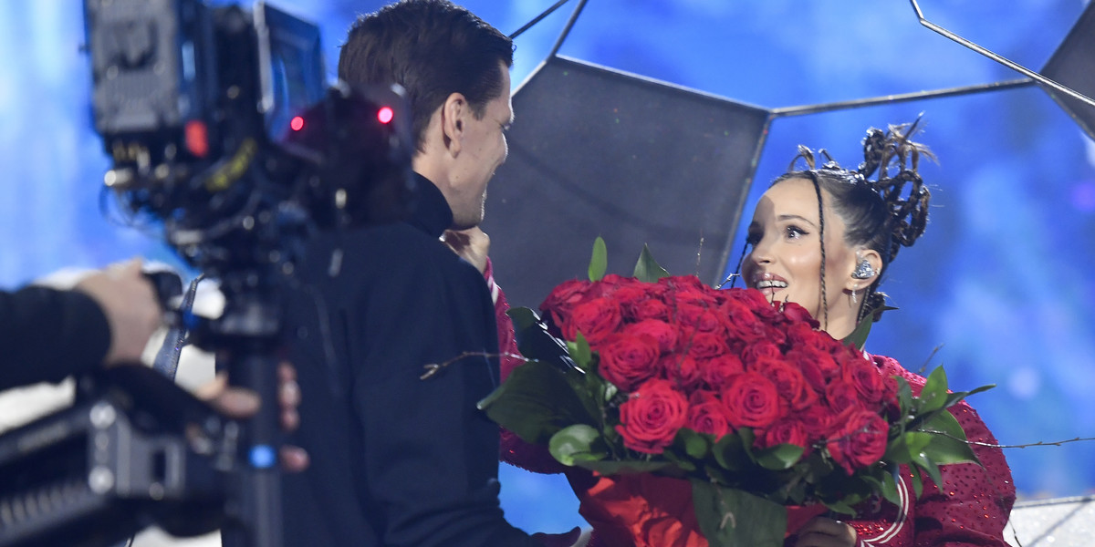 Wojciech Szczęsny wręczył Marinie gigantyczny bukiet róż.