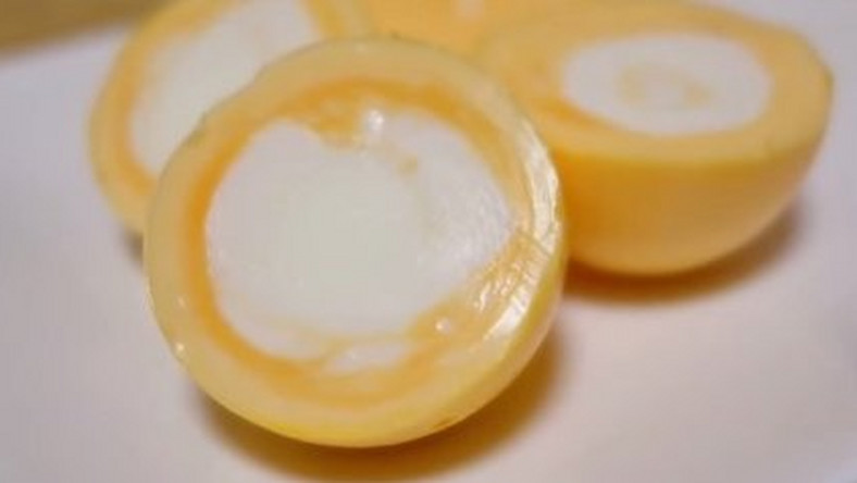 Prawdziwa gratka dla miłośników żółtka - istnieje trik, który pozwoli ugotować jajko z żółtkiem po zewnętrznej stronie. Zaskocz rodzinę i znajomych tak przyrządzonym posiłkiem.
