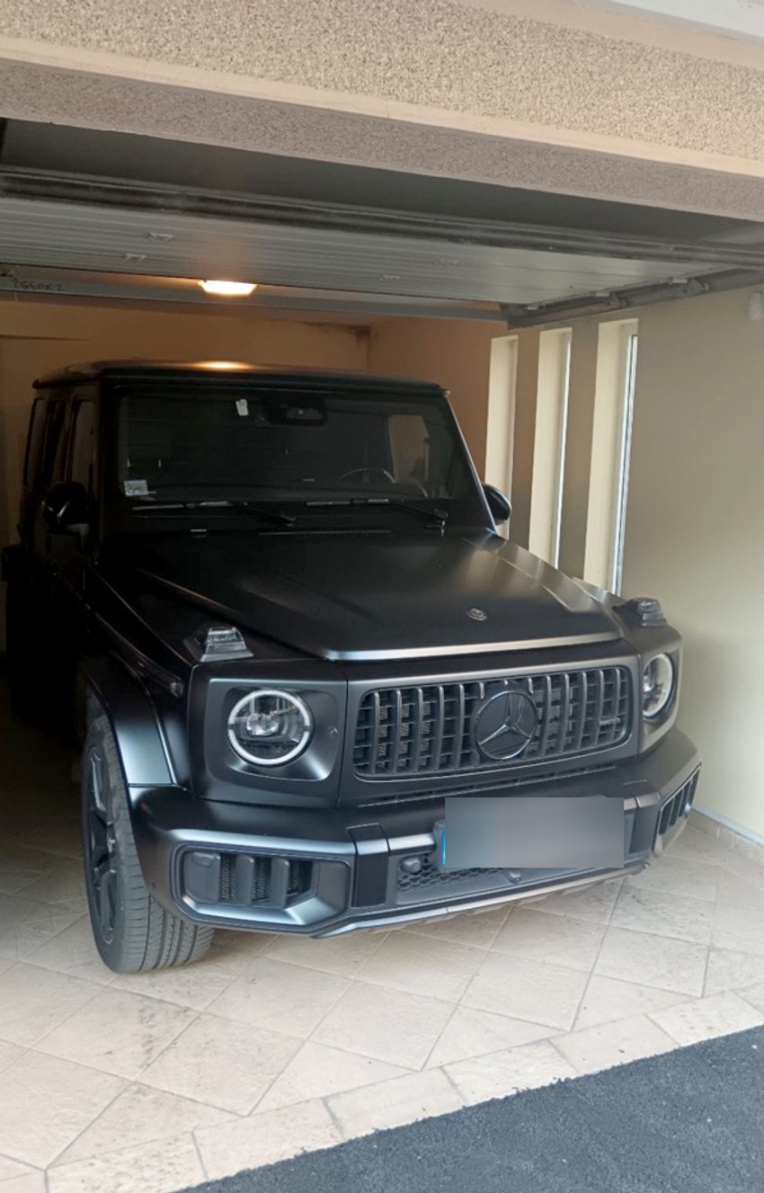 Zaplenjen novac, satovi i automobili