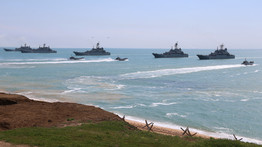 Orosz hadihajók fenyítették az ukrán és amerikai hajókat a Fekete-tengeren