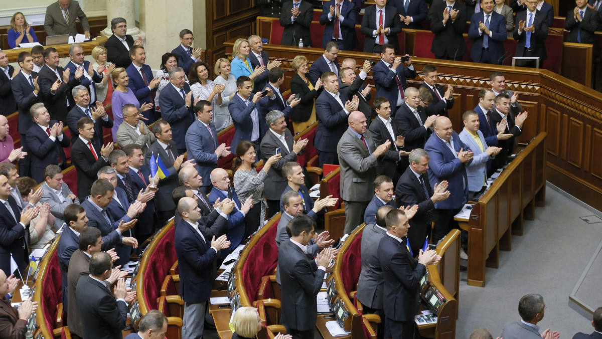 Niemieccy komentatorzy uznają ratyfikowaną przez PE oraz parlament ukraiński umowę o wolnym handlu oraz przyznanie autonomii separatystom we wschodniej Ukrainie za ustępstwo czy wręcz kapitulację wobec Rosji. Jednocześnie przyznają, że Kijów nie miał innego wyjścia.