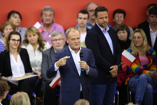 Przewodniczący Platformy Obywatelskiej Donald Tusk (C) i prezydent Warszawy Rafał Trzaskowski (C-2P)