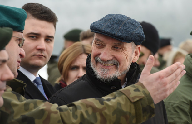 Minister obrony narodowej Antoni Macierewicz i Bartłomiej Misiewicz