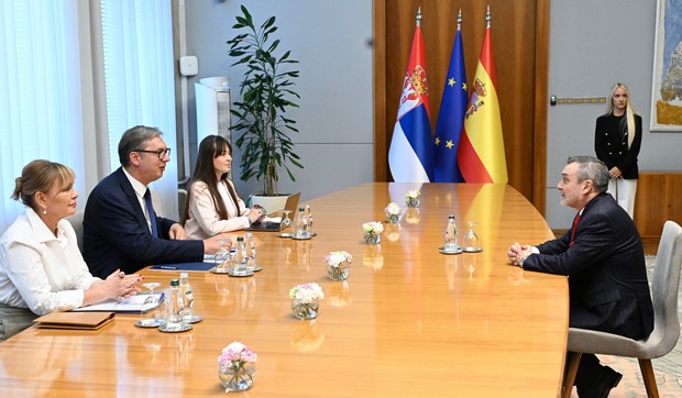  Aleksandar Vučić primio je u oproštajnu posetu ambasadora Kraljevine Španije Huana Hosea Sansa Aparisija