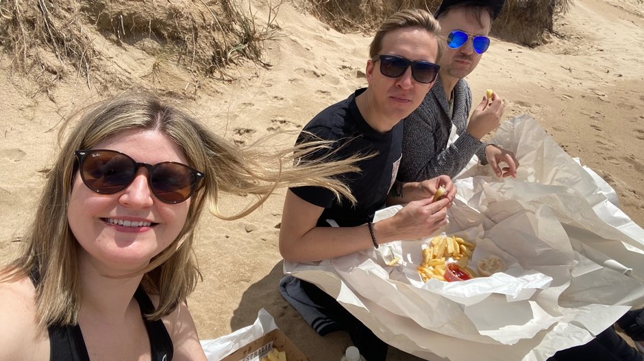 Fish and chips na plaży — typowy lunch w Australii