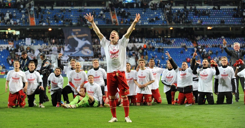 Pomocnik Bayernu Monachium Bastian Schweinsteiger cieszy się z awansu do finału Ligi Mistrzów