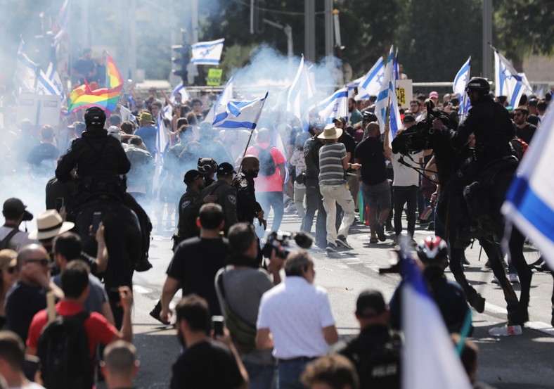 Ludzie protestują przeciwko rządowej reformie wymiaru sprawiedliwości