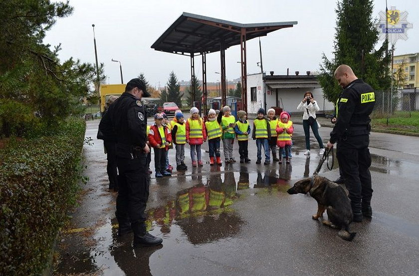 Policjantów z Malborka odwiedziły dzieci ze szkoły podstawowej nr 8