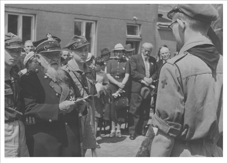 Weteran powstania styczniowego Mamert Wandali przemawia do harcerzy Warszawskiej Drużyny Harcerskiej im. Tadeusza Rejtana., Warszawa 1938 rok.