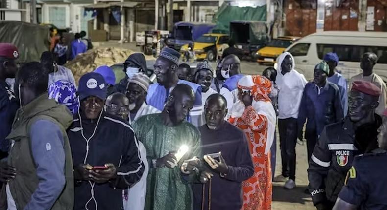Des électeurs ont fait la queue tôt ce matin, patientant ici à Dakar avant l'ouverture d'un des bureaux de vote de la capitale.
