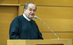 Roboty drogowe pokonały ojca Rydzyka. Nie dotarł na urodziny Radia Maryja