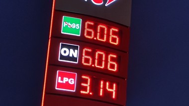 masz auto na benzynę 95? szykuj się na bolesną zmianę. od 20 lutego ceny w górę przez konflikt usa-iran