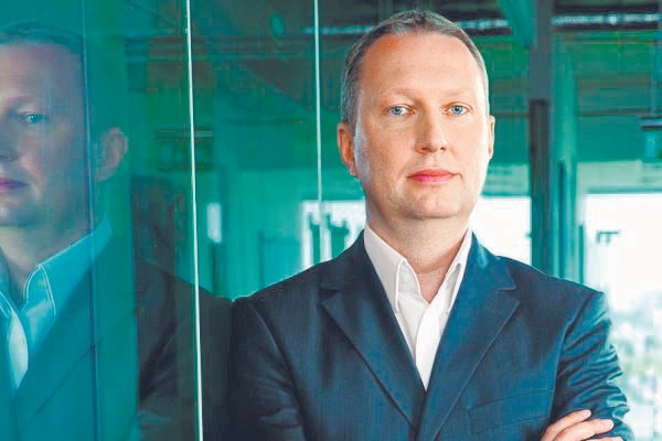 <strong>Miejsce 30. Michał Łagunionek, prezes Lidla</strong>
<br /><br />
Mimo rozwoju konkurencji utrzymał dynamiczny rozwój sieci. W ubiegłym roku Lidl otworzył kolejne kilkadziesiąt sklepów. Oprócz tego inwestuje w centra dystrybucyjne, których ma już siedem, a w tym roku zostanie oddane do użytku ósme. To sprawia, że Lidl zatrudnia co roku ok. 2 tys. nowych pracowników. Tak szybki rozwój sprawił, że sieć stała się poważnym rywalem dla Biedronki, a to wymusiło na dyskontach walkę nie tylko na niskie ceny, lecz także na jakość produktów. To z kolei ma pozytywny wpływ na dostawców, którymi są w dużej mierze rodzimi producenci, mający coraz więcej możliwości dostarczania do sklepów towarów pod własnymi markami. Dzięki rozszerzeniu współpracy z dyskontami, w tym z Lidlem, część towarów niesprzedanych do Rosji w związku z embargiem udało się ulokować na naszym rynku. Tym samym obyło się bez większych strat w krajowym przemyśle spożywczym. Zapotrzebowanie na wyższej jakości towary ze strony Lidla wymusza na polskich producentach inwestowanie w nowoczesne technologie, a to staje się dla wielu przepustką do zaistnienia także na rynkach zagranicznych. (po)<br /><br />