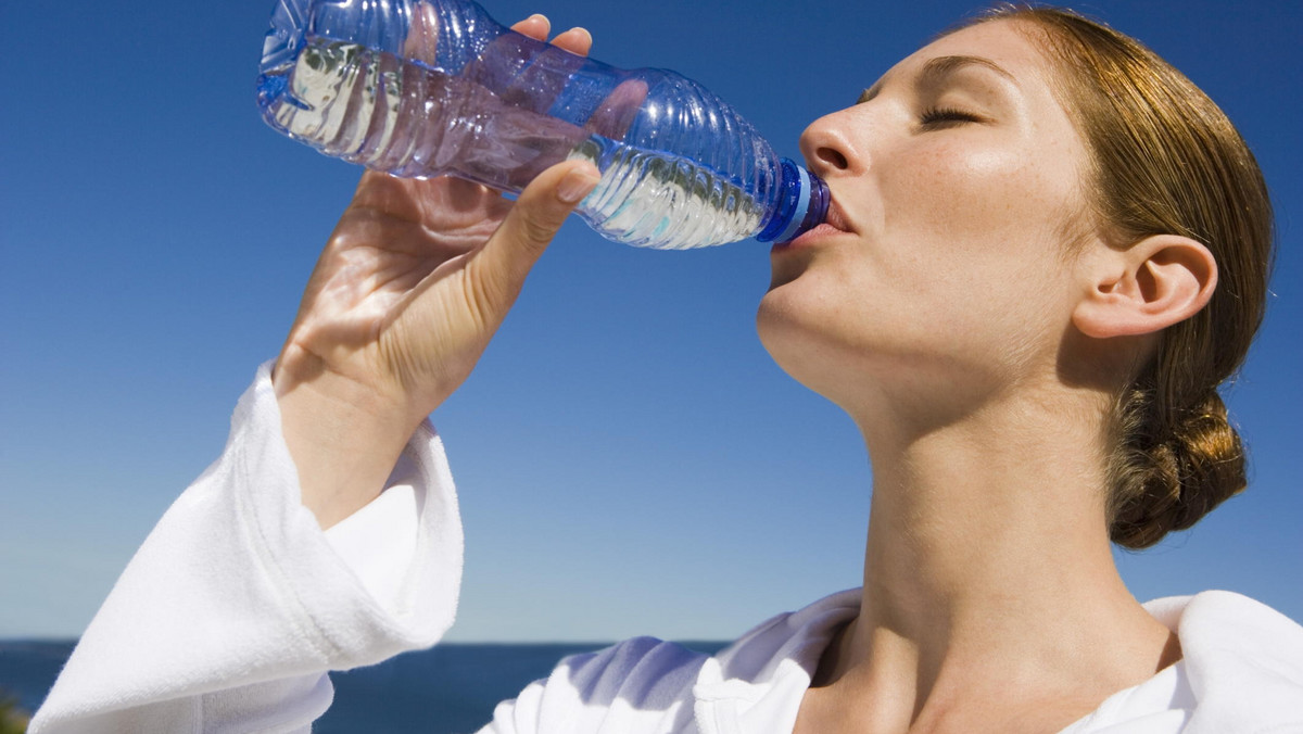 Miasto Concord w amerykańskim stanie Massachusetts zakazało od 1 stycznia sprzedaży wody w butelkach o pojemności poniżej litra. Zakaz poprzedziła trzyletnia kampania na rzecz ograniczenia ilości odpadów i zachęcająca do używania wody z kranu.