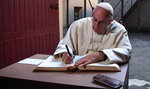 Papież na kolanach w więziennej celi. Tam bito i torturowano więźniów