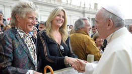Döbbenet: így állított be Ferenc pápához Rod Stewart – fotó